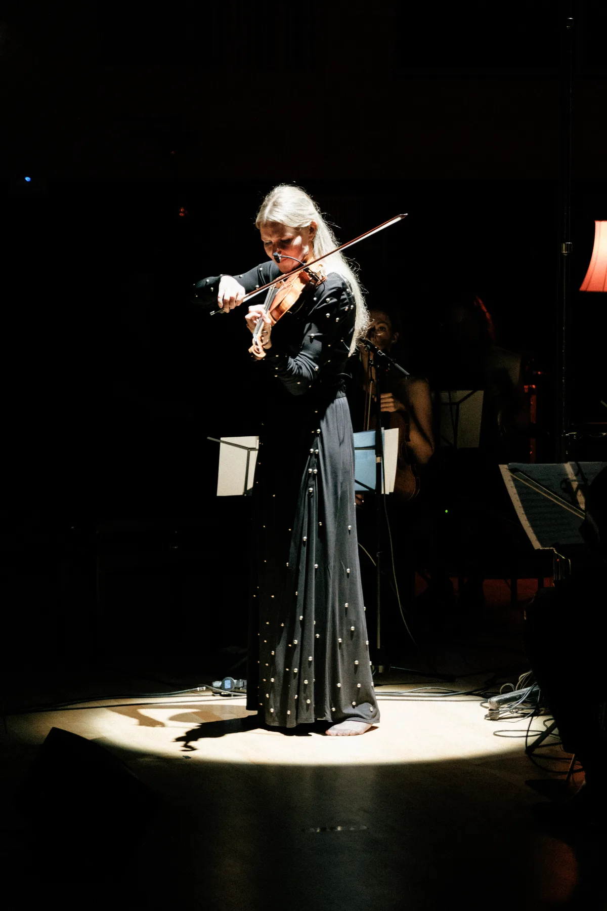 Cæcilie Balling spiller violin under Musikalske Balling i Den Sorte Diamant
